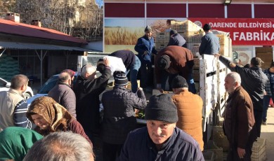 Malatyalı depremzedelere bir kamyon dolusu mandalina dağıtıldı