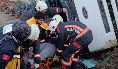 Yeşilyurt ilçesinde hafriyat taşıyan kamyon devrildi!