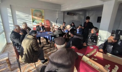 Zelyurt, depremde ağır hasar alan ilçede yapımı devam eden köy evlerini yerinde inceledi