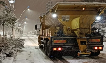 Büyükşehir, gece boyunca kar mesaisindeydi!..
