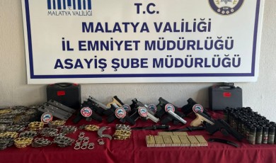 Deprem Bölgesi Malatya'da çok sayıda kurusıkı tabanca ile bıçak ve muşta ele geçirildi