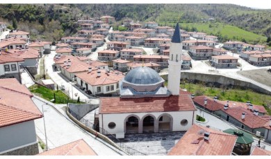 Elazığ depreminde ağır hasar alan ilçe, şimdi görenleri kendine hayran bırakıyor