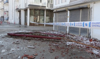 Malatya'da 4 katlı binanın çatısı büyük bir gürültü ile çöktü!
