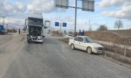 Malatya’da kamyon ile otomobil çarpıştı: 1 yaralı