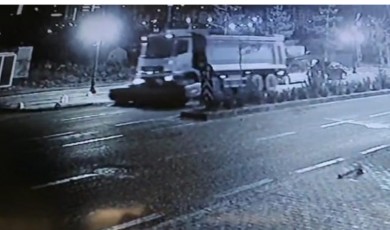 Malatya'da kontrolden çıkan kamyon çarptığı 8 araçtan 1’ini metrelerce sürükledi!