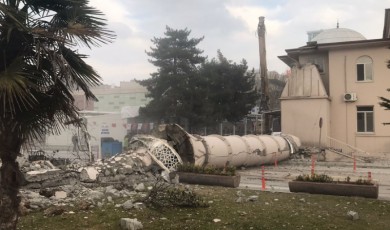 Sümer Camisi’nin depremden hasar gören minaresi yıkıldı