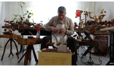 Tabiattan topladığı ağaç atıklarıyla ahşap hayvan bibloları yapıyor