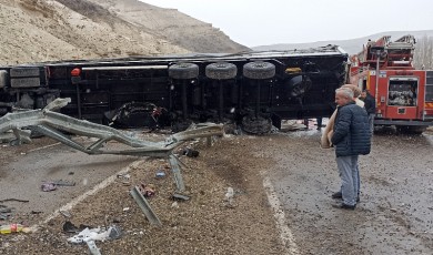 Kayseri-Malatya Karayolu Gürün ilçesi çıkışında feci kaza! 1 ölü, 4 yaralı