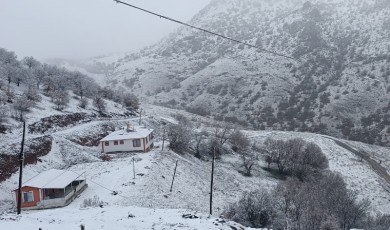 Malatya'da, kar yağışı nedeniyle çevre beyaz örtüyle kaplandı!