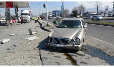 Malatya'da, kontrolden çıkan otomobil akaryakıt istasyonuna daldı!