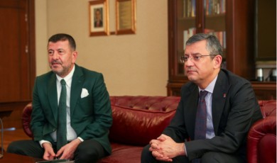 Veli Ağbaba’nın Komik Siyasi Dönüşümü: Özgür Özel'den Sitkom Tadında Hikaye!