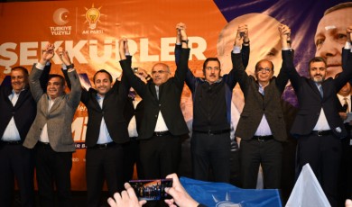 AK Parti İl Binası önünde seçim zaferi kutlandı