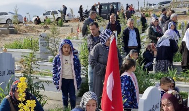 Depremde hayatlarını kaybedenlerin mezarlıklarında hüzün vardı