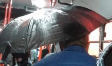 Malatya’da ‘Yüzen’ Otobüslere Şemsiyeli Çözüm!