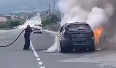 Malatya'da Seyir Halindeyken Yanan Lüks Araç Küle Döndü