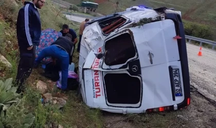 Malatya’da, yolcu minibüsü devrildi! 1’i ağır 12 kişi yaralandı