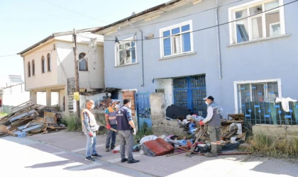 Çöp Evde Yedi Kamyon Dolusu “Hazine” Bulundu: Yeşilyurt Belediyesi’nden Temizlik Rekoru!