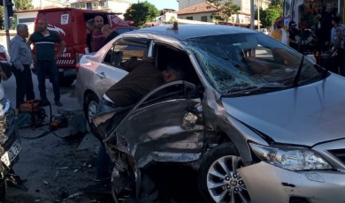 Darende'de Çekici ile Çarpışan Otomobil Hurdaya Döndü: 2 Yaralı