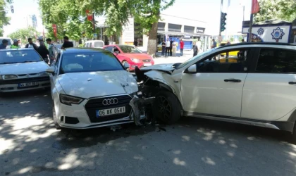Malatya’da Kaçak Sürücü Şoku: Üç Araç Çarpıştı, Sürücü Olay Yerinden Kaçtı!