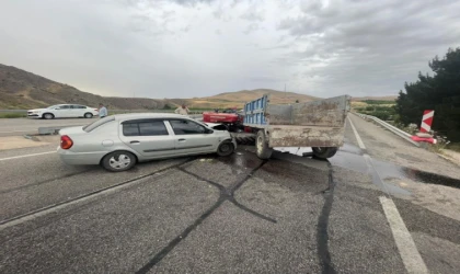 MALATYA’DA KORKUNÇ KAZA: OTOMOBİL TRAKTÖRLE ÇARPIŞTI, 6 KİŞİ YARALANDI!