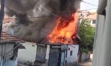 Özalper Mahallesi'nde Panik: Tek Katlı Ev Cayır Cayır Yandı