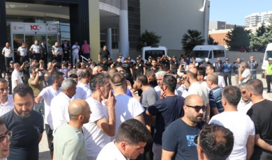 Taksiciler Zam İçin Belediye Önüne Geldi: Sami Er ile Görüşmek İsteyen Esnafa İzin Verilmedi