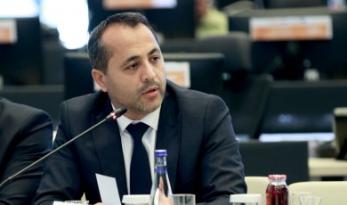 Hüccetullah HAKDER / Babacan’ın 750 Konut Sözü: Deprem Yaralarını Bantla Sarıyoruz!