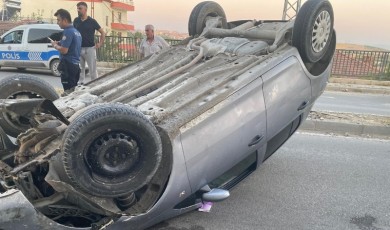 Mezarlık Yolu Caddesi Üzerinde Kontrolden Çıkan Otomobil Ters Döndü