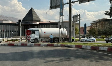 Malatya-Elazığ Yolunda Arıza Yapan Yakıt Tankeri Trafiği Kilitledi