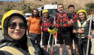 Malatya ve Erzincan Ekipleri Karasu Nehri’nde Serinledi