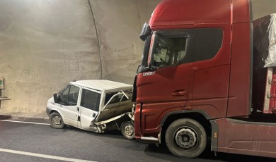 Kömürhan Tüneli'nde Tır Kamyonete Çarptı: 1 Kişi Yaralandı