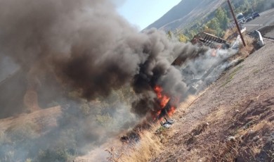 Malatya'da Tır Kazası: Şarampole Yuvarlanan Tır Alevlere Teslim Oldu