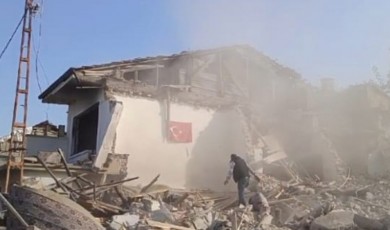 Malatya’da Yıkım Sırasında Bayrağa Saygı: Operatör İşini Durdurdu