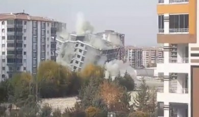 Malatya'da 12 Katlı Hasarlı Bina Saniyeler İçerisinde Yerle Bir Oldu!
