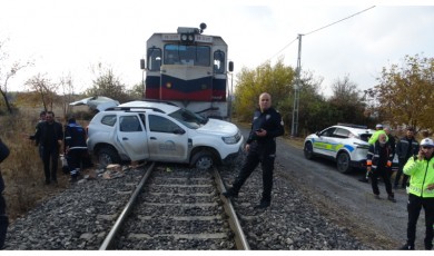 Malatya’da Hemzemin Geçitte Korkunç Kaza: Yük Treni Aracı 500 Metre Sürükledi!