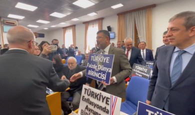 TBMM’de Sıra Dışı Protesto! CHP’li Vekiller, Bakan Şimşek’i Abaküs ve Dövizlerle Karşıladı