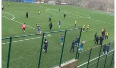Yeşil Sahada Korku Dolu Anlar! Malatya Konakspor - 166 Malatya Gençlikspor Maçında Taraftarlar Taşla Saldırdı