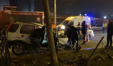 Malatya'da Dehşet Anları: Lastik Patladı, Araç Bariyerlere Çarptı!