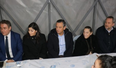 Özgür Özel, Veli Ağbaba’nın Acısına Ortak Oldu! Malatya’da Taziye Ziyareti!