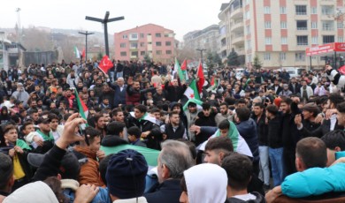 Suriyeliler Esed’in Yıkılmasını Malatya’da Coşkuyla Karşıladı: 'Yakında Memleketimize Döneceğiz!'