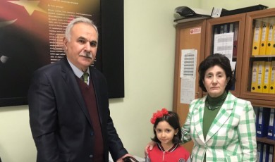 Defne Akkaya’dan Örnek Davranış! Kaybolan Cüzdanı Sahibine Teslim Ederek Değerler Eğitimini Pekiştirdi!