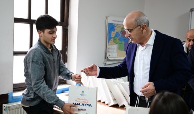 Malatya Büyükşehir’den YKS Öğrencilerine Büyük Destek: 450 Öğrenciye Kaynak Kitap Dağıtıldı!