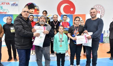 Ailelerin Spor Heyecanı! Malatya’da Ödüllü Badminton Turnuvası Büyüledi