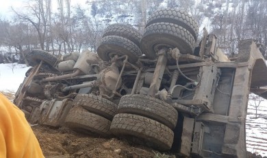 Akçadağ’da Hafriyat Kamyonu Şarampole Devrildi! Sürücü Yaralı