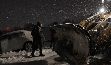 Çamurlu Mahallesi’nde Mahsur Kalan Araç Kurtarıldı, Karla Mücadele 7/24 Devam Ediyor!