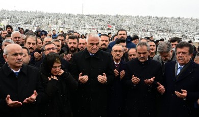 Kültür ve Turizm Bakanı Ersoy, Deprem Şehitlerine Karanfil Bıraktı: Malatya’da Anma Programı