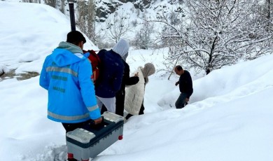 Pütürge'de Kışa Direnen Sağlık Ekipleri: 80 Yaşındaki Kadına Ulaşmak İçin Zorlu Yollar Aşıldı
