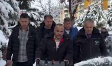 Sevgi BERK / Hizmet mi, Gösteriş mi? Kar Temizliği ve Sosyal Medya Şovları