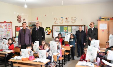 Yeşilyurt Belediyesi, Kırsal Mahallelerdeki Öğrencilere Eğitim Desteği Veriyor: Kitap, Kırtasiye ve Satranç Takımları