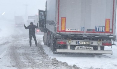 Kış Geri Döndü! Araçlar Yolda Kaldı